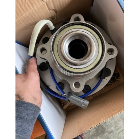 4WD Front Wheel Bearing Hubs for Silverado Sierra 2500 HD 3500 etc - Picture 1 of 1